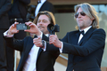 南仏カンヌ（Cannes）で開催中の第65回カンヌ国際映画祭（Cannes Film Festival）で22日、コンペティション部門に出品されているブラッド・ピット（Brad Pitt）主演作『キリング・ゼム・ソフトリー（原題、Killing Them Softly）』の公式上映が行われた。

　本作のメガホンを取ったアンドリュー・ドミニク（Andrew Dominik）監督とピットは、『ジェシー・ジェームズの暗殺（The Assassination of Jesse James by the Coward Robert Ford）』以来のタッグとなる。
　
　ピットは、スタイリッシュなバイオレンスとノスタルジックなアメリカ音楽が一体となった本作で、マフィアに雇われる用心棒を演じている。共演は、レイ・リオッタ（Ray Liotta）やベン・メンデルソーン（Ben Mendelsohn）など。

　写真は、レッドカーペットで写真を撮るピットとドミニク監督（2012年5月22日撮影）。(c)AFP/ALBERTO PIZZOLI 

&lt;a href=&quot;http://www.youtube.com/watch?v=pZOz31oFr7s&quot; target=&quot;_blank&quot;&gt;&lt;b&gt;【動画】レッドカーペットに登場したブラッド・ピット（YouTube/AFPBB News公式チャンネル）&lt;/b&gt;&lt;/a&gt;