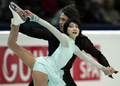 08世界フィギュアスケート選手権でペア・ショートプログラムに臨む川口悠子（手前）とアレクサンドル・スミルノフ。(c)AFP/YURI KADOBNOV