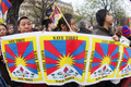 2008年3月16日、フランス・パリ（Paris）で、チベットでの抗議行動に対する中国当局の対応に抗議する人々。(c)AFP/FRANCOIS GUILLOT