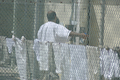 キューバのグアンタナモ（Guantanamo）米海軍基地内にあるテロ容疑者収容施設で、独房前に立つ収容者（2008年7月23日撮影）。(c)AFP/Randall Mikkelsen