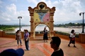 タイ・チェンライの黄金の三角地帯で、写真を撮る中国人観光客（2019年9月19日撮影）。(c)Lillian SUWANRUMPHA / AFP