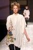 デザイナーの高田賢三（Kenzo Takada）にオマージュを捧げたシャツドレス「ケンゾー・ヘリテージ（KENZO heritage）」。(c)ケンゾー by アントニオ・マラス