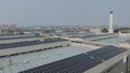 広東邦普循環科技の工場の屋根に設置された太陽光発電パネル（資料写真）。(c)Xinhua News