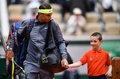全仏オープンテニス、男子シングルス準決勝。コートに到着するラファエル・ナダル（左、2019年6月7日撮影）。(c)Martin BUREAU / AFP