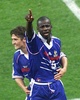 サッカーW杯フランス大会準決勝、フランス対クロアチア。試合に勝利し喜ぶフランスのリリアン・テュラム（右、1998年7月8日撮影）。(c)AFP PHOTO /THOMAS COEX