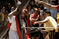 2008年3月20日、フィリピンのMandaluyongで、イースター（Easter、復活祭）の行事の一環で、十字架を背負って歩くカトリック教徒。(c)AFP/LUIS LIWANAG