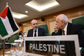 パレスチナ自治政府のリヤド・マンスール国連大使（右）。イスラム協力機構の会議で（2024年8月7日撮影、資料写真）。(c)Amer HILABI / AFP