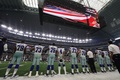 17NFL第4週、ダラス・カウボーイズ対ロサンゼルス・ラムズ。試合前の国歌演奏を起立して聞くダラス・カウボーイズの選手（2017年10月1日撮影）。(c)AFP/Getty Images/Ronald Martinez