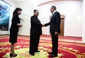 北朝鮮・平壌で行われた会談で、握手を交わすロシアのセルゲイ・ラブロフ外相（右）と北朝鮮の金正恩労働党委員長（2018年5月31日撮影）。(c)AFP PHOTO / TASS/POOL / Valery SHARIFULIN