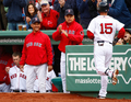 09MLB、ボストン・レッドソックス（%%Boston Red Sox%%）対タンパベイ・レイズ（%%Tampa Bay Rays%%）。試合はレッドソックスが5-3で勝利し、開幕戦を白星で飾った。写真は1回にソロ本塁打を放ち、ダグアウトでテリー・フランコナ（%%Terry Francona%%）監督（左2）に迎えられるボストン・レッドソックスのダスティン・ペドロイア（%%Dustin Pedroia%%）。（2009年4月7日撮影）(c)AFP/Getty Images/Jim Rogash