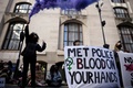 英ロンドンで、サラ・エバラードさんを殺害した罪でロンドン警視庁の警察官だったウェイン・カウゼンズ被告に対する公判が行われている裁判所の外で警察に抗議するデモ隊（2021年9月29日撮影、資料写真）。(c)Tolga Akmen / AFP