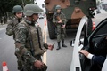 ブラジル・リオデジャネイロの五輪の選手村に続く道路で検問を行うブラジル陸軍の兵士（2016年7月25日撮影）。(c)AFP/YASUYOSHI CHIBA