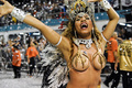 カーニバルシーズンが到来したブラジル。写真は、サンパウロ（Sao Paulo）で開催されたパレード2日目の様子（2013年2月10日撮影）。(c)AFP/YASUYOSHI CHIBA