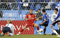 サッカー第88回天皇杯（%%The 88th Emperor&apos;s Cup%%）決勝、ガンバ大阪（%%Gamba Osaka%%）対柏レイソル（%%Kashiwa Reysol%%）。試合は延長後半11分に途中出場の播戸竜二（%%Ryuji Bando%%）が決勝点を挙げたガンバ大阪が1-0で競り勝ち優勝した。この結果、2008年にAFCチャンピオンズリーグ（%%AFC Champions League 2008%%）を制したガンバ大阪は、09年の同大会への出場権を獲得した。写真は決勝ゴールを決めるガンバ大阪の播戸竜二（右2）。（2009年1月1日撮影）(c)AFP/TOSHIFUMI KITAMURA