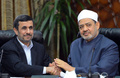 エジプトのイスラム教スンニ派の最高権威機関アズハル（Al-Azhar）でAhmed al-Tayeb師（右）と会談するイランのマフムード・アフマディネジャド（Mahmoud Ahmadinejad）大統領（2013年2月5日撮影）。(c)AFP/KHALED DESOUKI