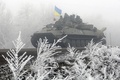 ウクライナ東部で、アルテーミウシクからデバルツェボへと続く道路を進む政府軍の兵士ら（2015年2月15日撮影）。(c)AFP/ANATOLII STEPANOV