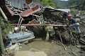 コロンビア・アンティオキア州の渓谷の町サルガルで起きた大規模な地滑りの現場で親族を捜索する人々（2015年5月18日撮影）。(c)AFP/RAUL ARBOLEDA