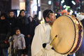 「下北沢天狗まつり」で、烏天狗に付き従い太鼓をたたく山伏（2019年2月1日撮影）。(c)AFPBB News/Yoko Akiyoshi