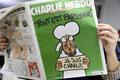 シャルリー・エブド紙を読む男性。フランス・パリで（2015年1月13日撮影）。(c)Bertrand GUAY / AFP