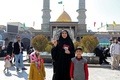 イラン・テヘラン郊外で、国会選挙で票を投じる人々（2020年2月21日撮影）。(c)ATTA KENARE / AFP