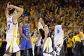 15-16NBAプレーオフ、ウエスタンカンファレンス決勝（7回戦制）、ゴールデンステイト・ウォリアーズ対オクラホマシティ・サンダー。勝利を喜ぶゴールデンステイト・ウォリアーズのステフェン・カリー（中央、2016年5月30日撮影）。(c)AFP/Getty Images/Ezra Shaw