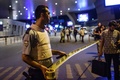 自爆攻撃に見舞われたトルコ・イスタンブールのアタチュルク国際空港で非常線を張る警官（2016年6月28日撮影）。(c)AFP/OZAN KOSE