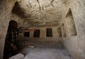 パレスチナ自治区・ヨルダン川西岸のヘブロン近郊の村で発見された墓地（2018年8月16日撮影）。(c)HAZEM BADER / AFP
