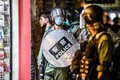 香港・銅鑼湾地区で行われた抗議デモで、男性（左）を拘束する警察（2020年6月12日撮影）。(c)Anthony WALLACE / AFP