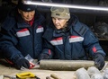 ロシアのシベリア東部ヤクーツクのメルニコフ永久凍土研究所で、永久凍土のサンプルを調べる科学者（2018年11月26日撮影）。(c)Mladen ANTONOV / AFP