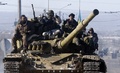 ウクライナ東部デバルツェボから撤退する政府軍の兵士ら（2015年2月18日撮影）。(c)AFP/ANATOLII STEPANOV