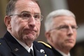 米上院軍事委員会の公聴会で証言するロバート・エイブラムス陸軍大将（左、2018年9月25日撮影）。(c)Jim WATSON / AFP
