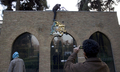 テヘラン（Tehran）の英大使館の敷地内でエンブレムを外すデモ参加者（2011年11月29日撮影）。(c)AFP

&lt;a href=&quot;http://www.afpbb.com/article/politics/2843237/8142398&quot;&gt;&lt;b&gt;記事本文を読む&lt;/b&gt;&lt;/a&gt;