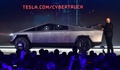 米カリフォルニア州でテスラの完全電気自動車「サイバートラック」を披露するイーロン・マスクCEO（2019年11月21日撮影）。(c)Frederic J. BROWN / AFP