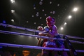 コロナ禍を経て再開したタイ・バンコクのムエタイの聖地、ルンピニー・スタジアムで戦うシティチョーク・ゲーウサガー選手（左、2021年11月13日撮影）。(c) Lillian SUWANRUMPHA / AFP