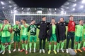 サッカードイツカップ2回戦、VfLボルフスブルク対ボルシア・ドルトムント。勝利を喜ぶボルシア・ドルトムントの選手（2024年10月29日撮影）。(c)Ronny HARTMANN / AFP