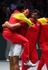 男子テニス、国別対抗戦デビスカップ決勝、カナダ対スペイン。ロベルト・バウティスタ・アグト（左）と優勝を喜び合うスペインのラファエル・ナダル（2019年11月24日撮影）。(c)GABRIEL BOUYS / AFP
