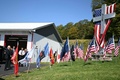 2001年9月11日の米同時多発攻撃でユナイテッド航空93便が墜落したペンシルベニア州シャンクスビルで、追悼行事に出席するジョー・バイデン大統領とカマラ・ハリス副大統領（左端、2024年9月11日撮影）。(c)ANDREW CABALLERO-REYNOLDS / AFP