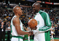 09-10NBA、ボストン・セルティックス対フィラデルフィア・セブンティシクサーズ。試合前に行われたセレモニーで通算2万得点を達成したレイ・アレンを祝福するケビン・ガーネット。（2009年12月18日撮影）(c)AFP/Getty Images/NBAE/Brian Babineau