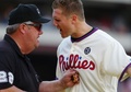 14MLB、フィラデルフィア・フィリーズ（Philadelphia Phillies）対マイアミ・マーリンズ（Miami Marlins）。退場を言い渡され、二塁塁審に抗議するフィラデルフィア・フィリーズのジョナサン・パペルボン（Jonathan Papelbon、2014年9月15日撮影）。(c)AFP/Getty Images/Rich Schultz
