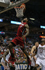 12-13NBAは28日、プレーオフ1回戦（7回戦制）が各地で行われ、マイアミ・ヒート（Miami Heat）は88-77でミルウォーキー・バックス（Milwaukee Bucks）を下し、4連勝でイースタンカンファレンス準決勝進出を決めた。

ダンクシュートを決めるマイアミ・ヒートのレブロン・ジェームズ（LeBron James、2013年4月28日撮影）。(c)AFP/Getty Images/Jonathan Daniel