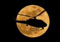 地球と月の距離が年間で最も短くなるタイミングに満月を迎える「スーパームーン（Supermoon）」現象が5日、世界各地で観測された。

楕円（だえん）形の軌道を持つ月には、地球に最も近づく近地点と、地球から最も遠ざかる遠地点がある。スーパームーンは、月がほぼ近地点にあるときに観測される満月のため、地球からは普段よりも14％大きく、30％明るく見える。

写真は、米カリフォルニア（California）州ロサンゼルス（Los Angeles）で、スーパームーンの前を横切るロサンゼルス市警（LAPD）のヘリコプター（2012年5月5日撮影）。(c)AFP/JOE KLAMAR