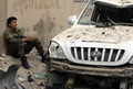 車両を使った自爆攻撃を受けたイラクの首都バグダッド（Baghdad）市行政庁舎前で、泣き崩れる警察官（2009年10月25日撮影）。(c)AFP/AHMAD AL-RUBAYE
