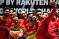男子テニス、国別対抗戦デビスカップ決勝、カナダ対スペイン。チームと優勝を喜ぶスペインのラファエル・ナダル（2019年11月24日撮影）。(c)GABRIEL BOUYS / AFP