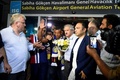 イスタンブールに到着し、空港でフェネルバフチェのファンに出迎えられるナニ（2015年7月5日撮影）。(c)AFP/OZAN KOSE