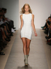 米・ニューヨーク市内で発表されたエルベ・レジェ バイ マックスアズリア（Herve Leger By Max Azria）の10年春夏コレクション（2009年9月13日撮影）。(c)AFP/Getty Images/Kristian Dowling