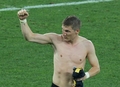 2010年サッカーW杯南アフリカ大会（%%2010 World Cup%%）1次リーグD組、ドイツ対オーストラリア。試合はドイツが4-0で快勝した。写真はチームの勝利を喜ぶドイツのバスティアン・シュバインシュタイガー（%%Bastian Schweinsteiger%%）。（2010年6月13日）(c)AFP/KARIM JAAFAR