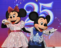 2008年4月10日、千葉県浦安市の東京ディズニーリゾートで行われた報道陣向け記念イベントに登場したミッキーマウス（Mickey Mouse、右）とミニーマウス（Minnie Mouse）。東京ディズニーリゾートは15日に開園25周年を迎える。（c）AFP/Yoshikazu TSUNO