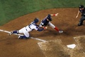 18MLB、ワールドシリーズ（7回戦制）第3戦、ロサンゼルス・ドジャース対ボストン・レッドソックス。延長10回にロサンゼルス・ドジャースのオースティン・バーンズ（左）に本塁でタッチアウトを取られるボストン・レッドソックスのイアン・キンズラー（中央、2018年10月26日撮影）。(c)Sean M. Haffey/Getty Images/AFP