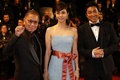 南仏カンヌ（Cannes）で開催中の第66回カンヌ国際映画祭（Cannes Film Festival）で20日、コンペティション部門に出品されている三池崇史（Takashi Miike）監督作『藁の楯』の公式上映が行われ、監督とともに主演の大沢たかお（Takao Osawa）、共演者の松嶋菜々子（Nanako Matsushima）がレッドカーペットを歩いた。この日は、公式上映に先立ち、記者会見とフォトコールも行われた。

写真は、レッドカーペットに登場した（左から）三池監督、松嶋、大沢（2013年5月20日撮影）。(c)AFP/VALERY HACHE