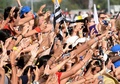 ポーランド南部クラクフで開かれたカトリック教会の祭典「世界青年の日」に出席したフランシスコ法王に手を振る人々（2016年7月31日撮影）。AFP/JANEK SKARZYNSKI